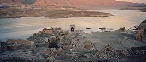 Hasankeyf in Südosten-Anatolien. 2020 wurden Protesten zum Trotz für den Bau des Ilisu-Staudamms große Teile der historischen Stätten überschwemmt. 