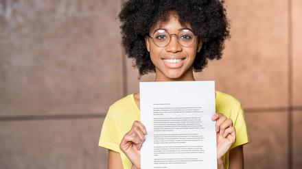 Eine aktuelle Umfrage zeigt, dass Jobsuchende ihre Anschreiben zunehmend mit KI erstellen. Worauf Personaler deshalb bei Bewerbungsunterlagen besonders achten.