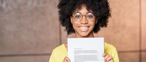 Eine aktuelle Umfrage zeigt, dass Jobsuchende ihre Anschreiben zunehmend mit KI erstellen. Worauf Personaler deshalb bei Bewerbungsunterlagen besonders achten.