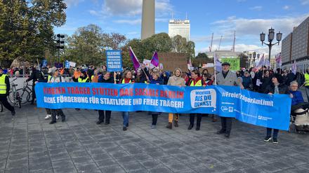 Teilnehmende der Demonstration „Wichtiger als Du denkst – Freie Träger am Limit“.