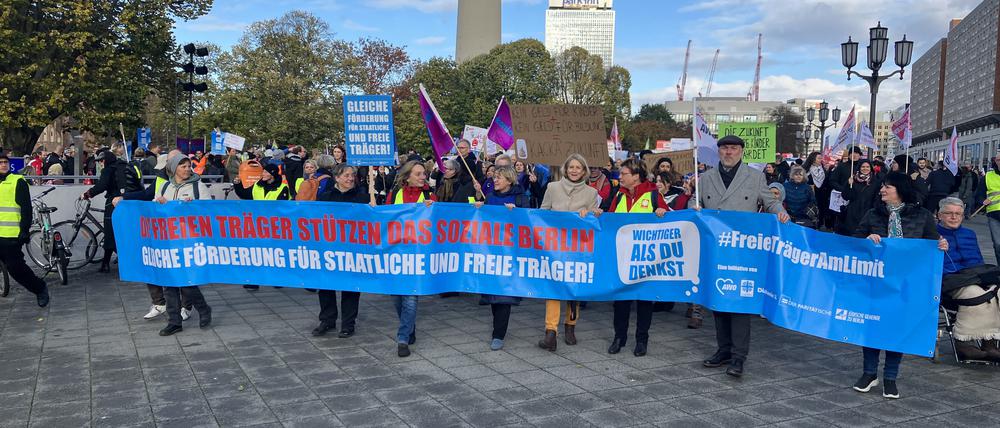 Teilnehmende der Demonstration „Wichtiger als Du denkst – Freie Träger am Limit“.