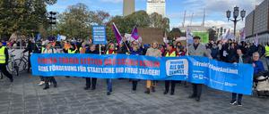 Teilnehmende der Demonstration „Wichtiger als Du denkst – Freie Träger am Limit“.