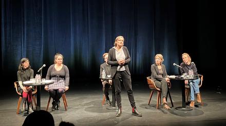 „Abend für Israel“ mit der israelischen Künstlerin Sharon Kotkovsky und der deutsch-israelischen Dramaturgin Anna Michelle Hercher sowie Paul Sies, Kristin Muthwill und Franziska Melzer (v.l.n.r.). Vor Bettina Jahnke.
