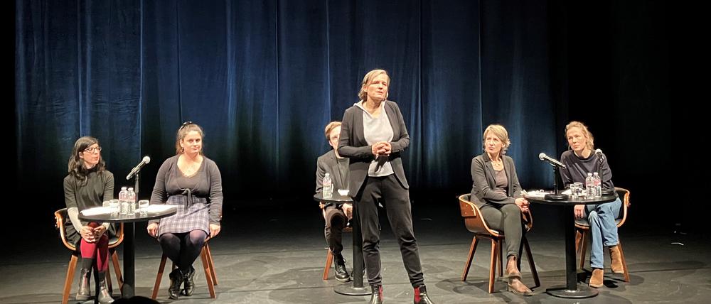„Abend für Israel“ mit der israelischen Künstlerin Sharon Kotkovsky und der deutsch-israelischen Dramaturgin Anna Michelle Hercher sowie Paul Sies, Kristin Muthwill und Franziska Melzer (v.l.n.r.). Vor Bettina Jahnke.