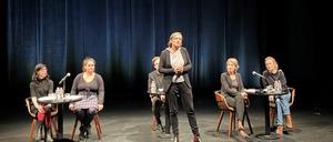 „Abend für Israel“ mit der israelischen Künstlerin Sharon Kotkovsky und der deutsch-israelischen Dramaturgin Anna Michelle Hercher sowie Paul Sies, Kristin Muthwill und Franziska Melzer (v.l.n.r.). Vor Bettina Jahnke.