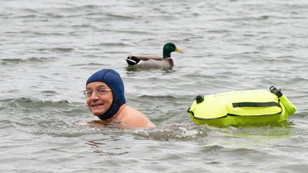 Der Komiker Wiegald Boning schwimmt im Otto-Maigler See. 