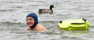Der Komiker Wiegald Boning schwimmt im Otto-Maigler See. 