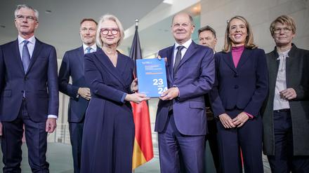 Der Sachverständigenrat überreicht Bundeskanzler Olaf Scholz das Jahresgutachten – klare Ansagen sind enthalten. 