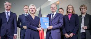 Der Sachverständigenrat überreicht Bundeskanzler Olaf Scholz das Jahresgutachten – klare Ansagen sind enthalten. 