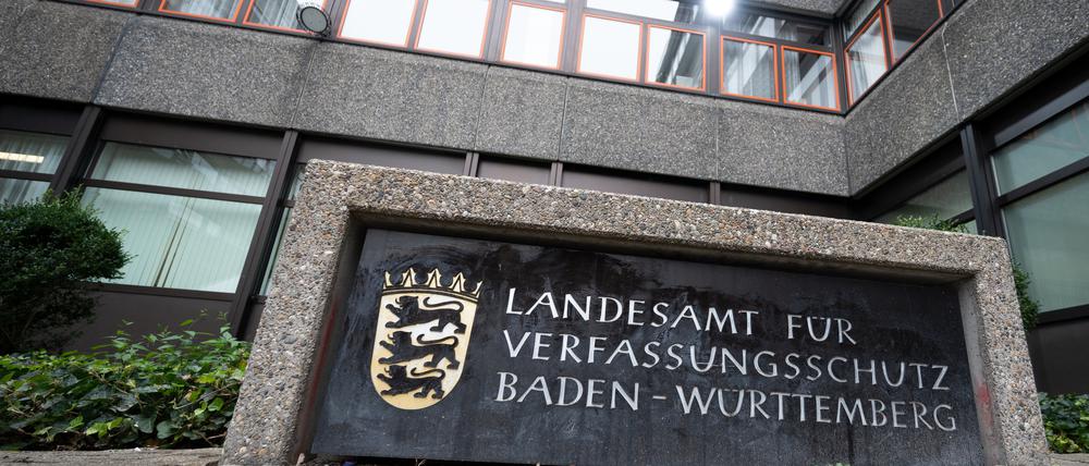 Ein Schild mit der Aufschrift Landesamt für Verfassungsschutz Baden-Württemberg steht vor dem Eingang der Behörde. Der baden-württembergische Verfassungsschutz darf die Südwest-AfD bis auf weiteres als rechtsextremistischen Verdachtsfall beobachten. (Archivfoto)