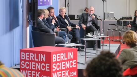 Der Potsdamer Agrarökonom Benjamin Bodirsky (Mitte) diskutierte mit Renate Künast (Grüne) über die Probleme der Lebensmittelindustrie.