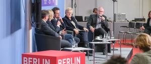 Der Potsdamer Agrarökonom Benjamin Bodirsky (Mitte) diskutierte mit Renate Künast (Grüne) über die Probleme der Lebensmittelindustrie.