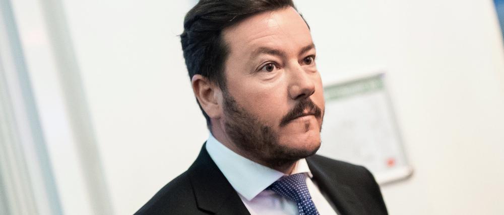 René Benko: Vom Schulabbrecher zum Milliardär. Nun ist der kometenhafte Aufstieg gestoppt. 