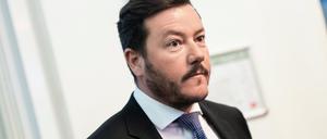 René Benko: Vom Schulabbrecher zum Milliardär. Nun ist der kometenhafte Aufstieg gestoppt. 