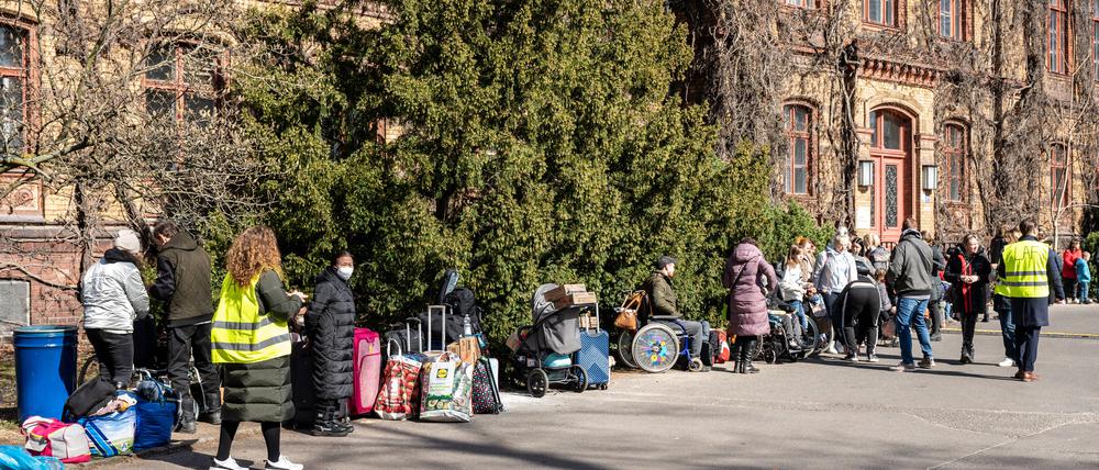 Erstanlaufstelle für Asylsuchende im Ankunftszentrum Oranienburger Straße in Berlin Reinickendorf. Geflüchtete Menschen aus der Ukraine und anderen Ländern warten im Ankunftszentrum.