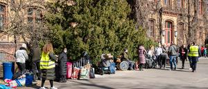 Erstanlaufstelle für Asylsuchende im Ankunftszentrum Oranienburger Straße in Berlin Reinickendorf. Geflüchtete Menschen aus der Ukraine und anderen Ländern warten im Ankunftszentrum.