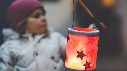 Geschwister basteln die Laternen für die Sternenkinder oft selbst.