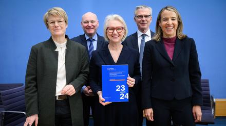 Die Mitglieder des Sachverständigenrats zur Begutachtung der gesamtwirtschaftlichen Entwicklung, Veronika Grimm (l-r), Achim Truger, Monika Schnitzer (Vorsitzende), Martin Werding, und Ulrike Malmendier stellen in der Bundespressekonferenz das Jahresgutachten 2023/24 vor. 