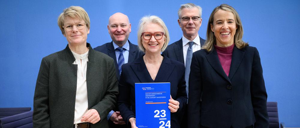 Die Mitglieder des Sachverständigenrats zur Begutachtung der gesamtwirtschaftlichen Entwicklung, Veronika Grimm (l-r), Achim Truger, Monika Schnitzer (Vorsitzende), Martin Werding, und Ulrike Malmendier stellen in der Bundespressekonferenz das Jahresgutachten 2023/24 vor. 