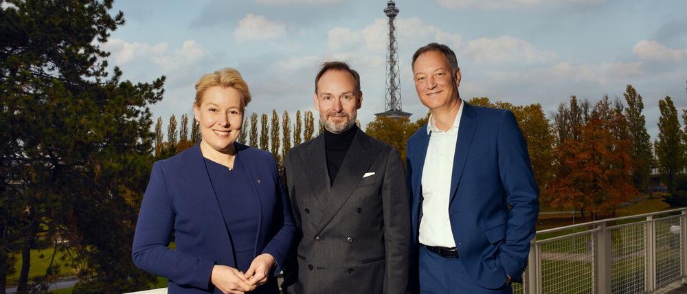 Marco Voigt, Mit-Gründer des Greentech Festivals, Mario Tobias, Geschäftsführer der Messe Berlin, und Wirtschaftssenatorin Franziska Giffey holen das Greentech Festival 2024 unter den Funkturm.