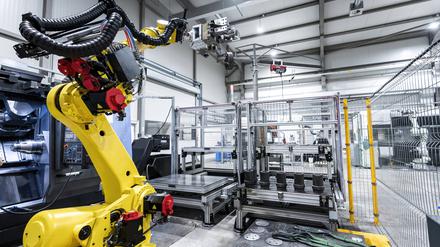 Ein Roboterarm, der Metall verarbeiten soll (Archivbild).