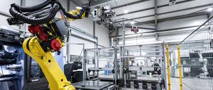 Ein Roboterarm, der Metall verarbeiten soll (Archivbild).