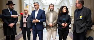 08.11.2023, Berlin: Yehuda Teichtal (l-r), Rabiner, Iris Spranger (SPD), Innensenatorin in Berlin, Raed Saleh, Vorsitzender der SPD-Fraktion im Berliner Abgeordnetenhaus, Ender Cetin, Imam, Cansel Kiziltepe (SPD), Berliner Senatorin für Arbeit, Soziales, Gleichstellung, Integration, Vielfalt und Antidiskriminierung, und Martin Germer, ehemaliger Pfarrer in der evangelischen Kirche stehen bei einer Pressekonferenz zu Maßnahmen zur Prävention gegen Antisemitismus im Abgeordnetenhaus zusammen. Foto: Christophe Gateau/dpa +++ dpa-Bildfunk +++