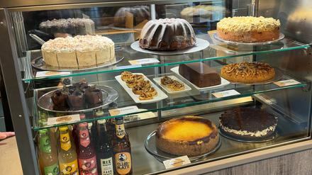 Die Kuchentheke des neuen „Café Inge“ in der Steglitzer Ingeborg-Drewitz-Bibliothek.