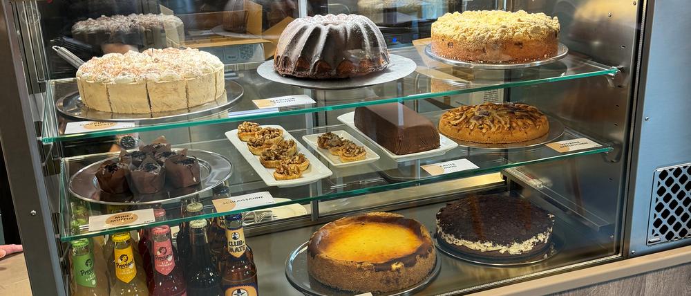 Die Kuchentheke des neuen „Café Inge“ in der Steglitzer Ingeborg-Drewitz-Bibliothek.
