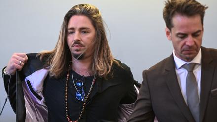 Rockmusiker Gil Ofarim mit einem seiner Anwälte im Saal des Landgerichts in Leipzig.