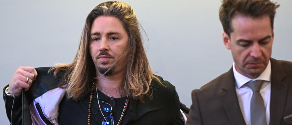 Rockmusiker Gil Ofarim mit einem seiner Anwälte im Saal des Landgerichts in Leipzig.