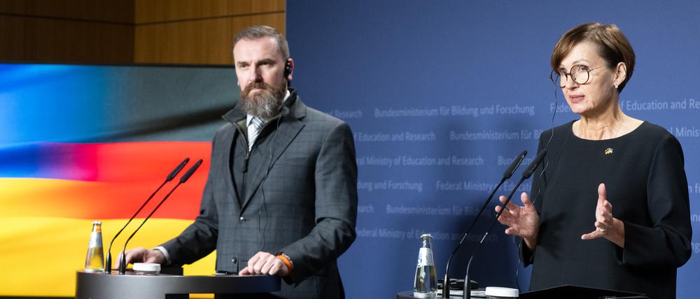 Bundesministerin Bettina Stark-Watzinger und der ukrainische Wissenschaftsminister Oksen Lisovyi.
