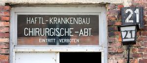 Ein Schriftzug „Häftlingskrankenbau“ und „Chirurgische Abteilung“ steht über der Tür von Block 21 im früheren Konzentrationslager Auschwitz in Oswiecim. 