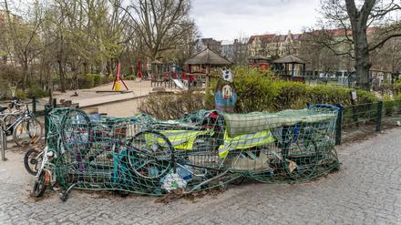 Auch Sperrmüll wird immer wieder auf Spielplätzen, wie hier am Weichselplatz, abgeladen.