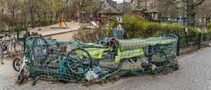 Auch Sperrmüll wird immer wieder auf Spielplätzen, wie hier am Weichselplatz, abgeladen.