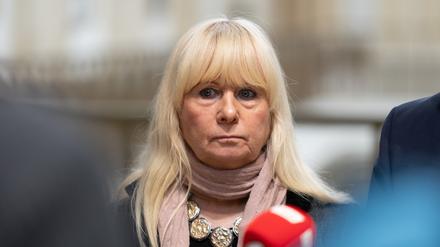 Iris Spranger (SPD), Innensenatorin in Berlin, steht bei einer Pressekonferenz im Abgeordnetenhaus.