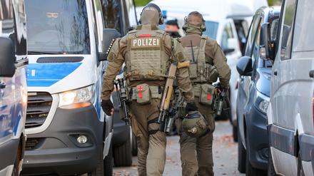 Schwer bewaffnete Spezialeinsatzkräfte waren an der Stadtteilschule Blankenese im Einsatz.