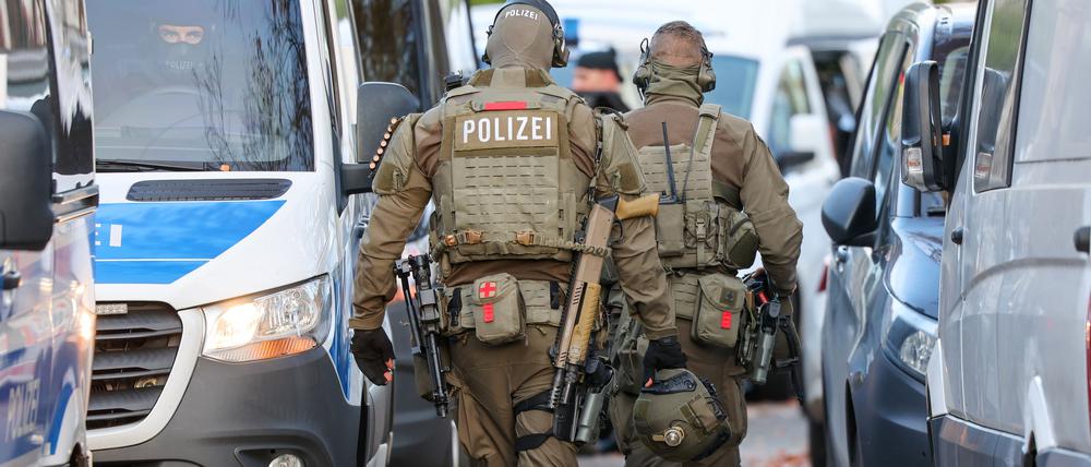 Schwer bewaffnete Spezialeinsatzkräfte waren an der Stadtteilschule Blankenese im Einsatz.