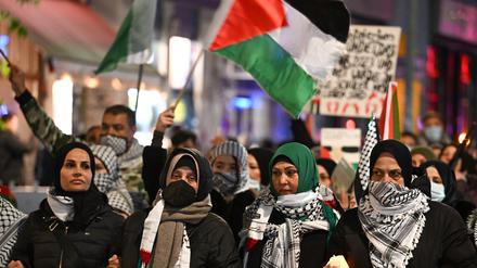 Teilnehmer der Demonstration «Stiller Trauermarsch für die Opfer in Gaza» gehen vom Oranienplatz in Richtung Rudi-Dutschke-Straße.