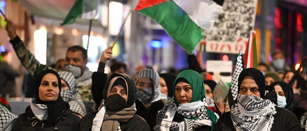Teilnehmer der Demonstration «Stiller Trauermarsch für die Opfer in Gaza» gehen vom Oranienplatz in Richtung Rudi-Dutschke-Straße.