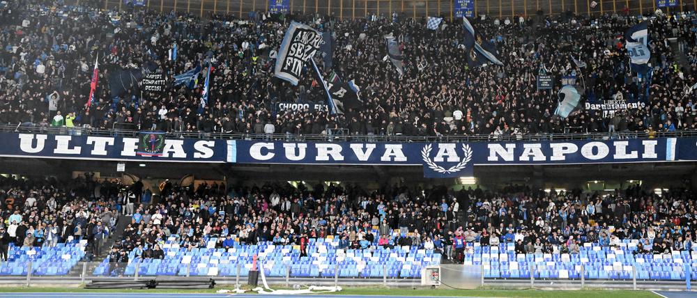 Neapel-Fans deckten die Union-Anhänger mit Pyrotechnik ein.