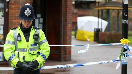 Großbritannien, Salisbury: Ein Polizist steht am 12.03.2018 vor dem Pub „The Mill“ in Salisbury, wo Spuren des Nervengifts gefunden wurden (Archivbild). 
