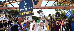 Schauspielerin Frances Fisher zusammen mit SAG-AFTRA-Mitgliedern und Unterstützern auf Streikposten vor den Disney Studios an Tag 111 ihres Streiks gegen die Hollywood-Studios in Burbank.