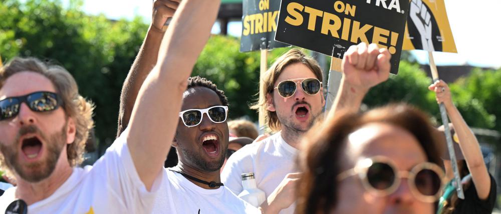Mitglieder und Unterstützer der SAG-AFTRA demonstrieren am 8. November 2023 in Los Angeles vor den Paramount Studios während ihres Streiks gegen die Hollywood-Studios (Symbolbild).