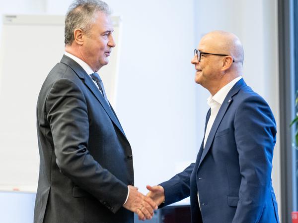 09.11.2023, Hannover: Claus Weselsky und Martin Seiler kommen zum Auftakt der Tarifverhandlungen zwischen der Deutschen Bahn und der GDL.