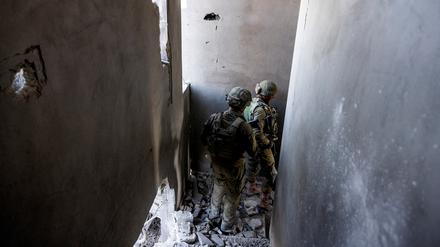 Israelische Soldaten operieren während der anhaltenden Bodeninvasion gegen die Hamas im nördlichen Gazastreifen, 8. November 2023.