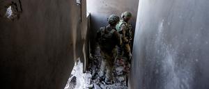 Israelische Soldaten operieren während der anhaltenden Bodeninvasion gegen die Hamas im nördlichen Gazastreifen, 8. November 2023.