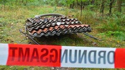 Illegal entsorgte Dachplatten aus Asbest und weiterer Müll liegt in einem Wald im Landkreis Oder-Spree. 