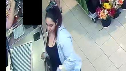 Eine unbekannte Frau hat in mehreren Potsdamer Supermärkten Zigaretten gestohlen.