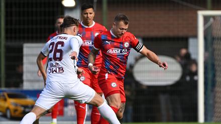 Daniel Kaiser (re.) war bereits in der vergangenen Saison Kapitän von Tasmania Berlin und ist es auch in dieser Spielzeit.